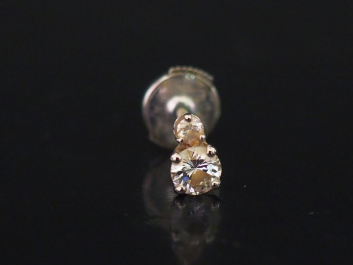 Perce oreille en or blanc serti de deux diamants, fermoir système Alpa