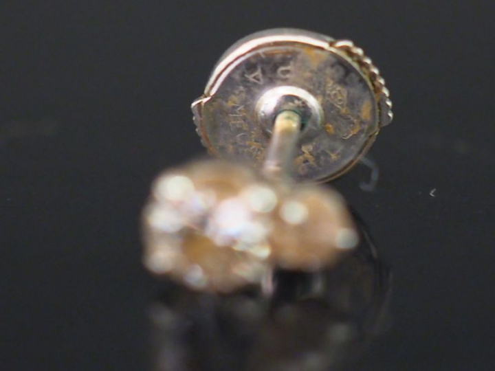 Perce oreille en or blanc serti de deux diamants, fermoir système Alpa