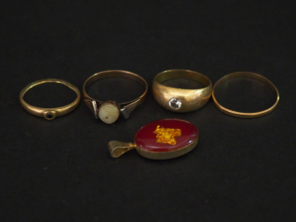 Vente aux enchères Ensemble comprenant :  - une bague dôme en or jaune, agrémentée d'un p