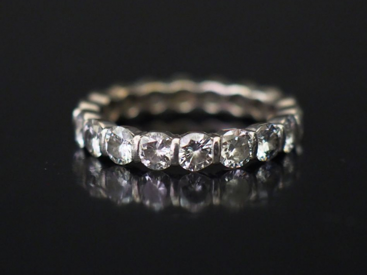 Alliance américaine en platine et or blanc. Poids : 3,19 g TDD 51 1/2 