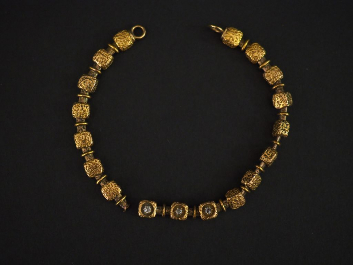 Bracelet en or, maillons carrés martelés, sertis de roses (cassé). Poi