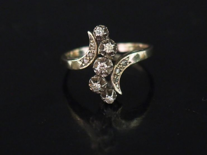 Bague 1900 en or blanc, ornée d'une ligne sinueuse de cinq diamants ta