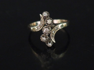 Vente aux enchères Bague 1900 en or blanc, ornée d'une ligne sinueuse de cinq diamants ta