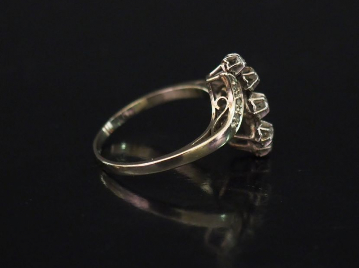 Bague 1900 en or blanc, ornée d'une ligne sinueuse de cinq diamants ta