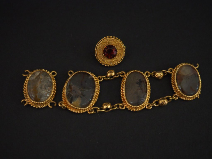 Fragment de bracelet Napoléon III en or et agate (cassée), broche en o