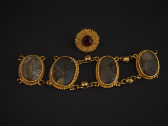 Vente aux enchères Fragment de bracelet Napoléon III en or et agate (cassée), broche en o
