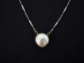 Vente aux enchères Collier en or blanc et pendentif perle baroque. Poids tel : 6,11 g   