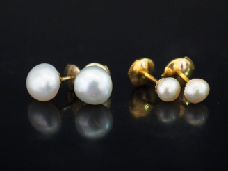 Vente aux enchères 2 paires de perce oreilles en or et perles blanche, fermoir système Al