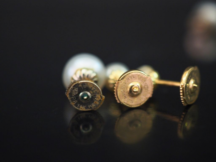 2 paires de perce oreilles en or et perles blanche, fermoir système Al