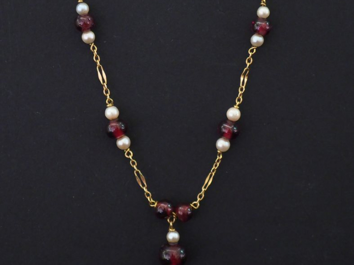 Collier en or jaune, perles et pierres dures alternés. Long. 41,5 cm  