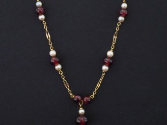 Vente aux enchères Collier en or jaune, perles et pierres dures alternés. Long. 41,5 cm  