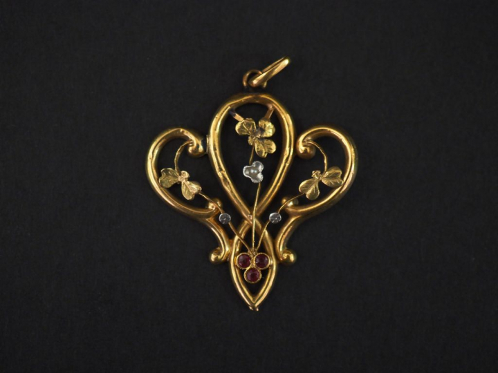 Pendentif 1900 en or et pierre de couleur (soudure à l'anneau).  Poids