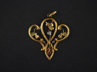 Vente aux enchères Pendentif 1900 en or et pierre de couleur (soudure à l'anneau).  Poids