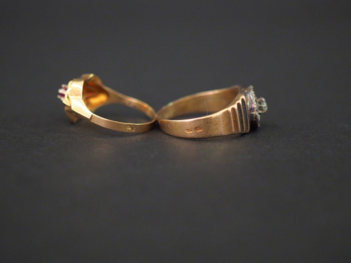 2 bagues anciennes or, diamant et pierre de couleur. Poids tel : 6,50 