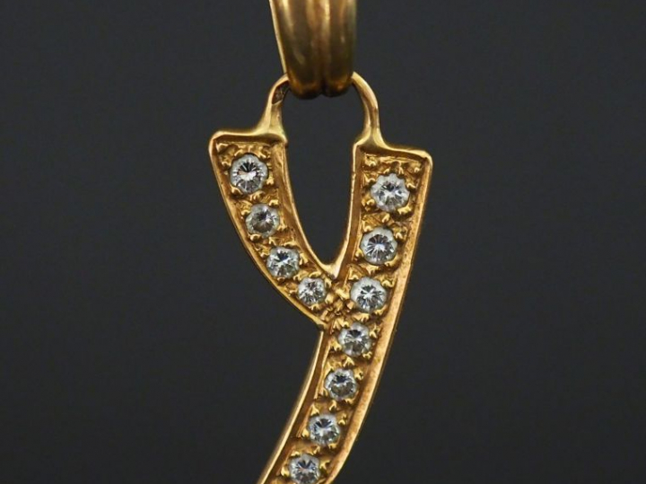 Pendentif en or en forme de Y orné de onze petits diamants.  2,4 x 1,4
