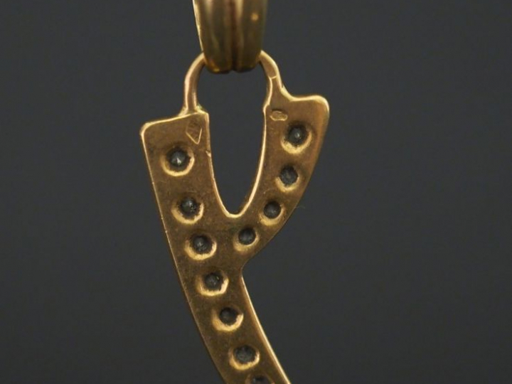 Pendentif en or en forme de Y orné de onze petits diamants.  2,4 x 1,4