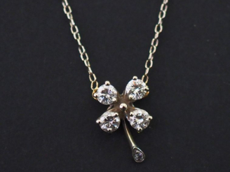 Vente aux enchères Pendentif et sa chaine en or blanc, en forme de trèfle à quatre feuill