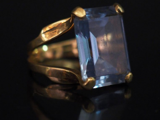 Vente aux enchères Bague en or jaune, sertie en son centre d'un quartz bleu, taille émera