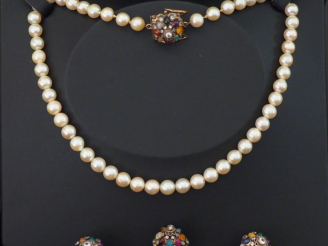 Vente aux enchères Bague dôme en or jaune, sertie de pierres de couleur en cabochon en fo