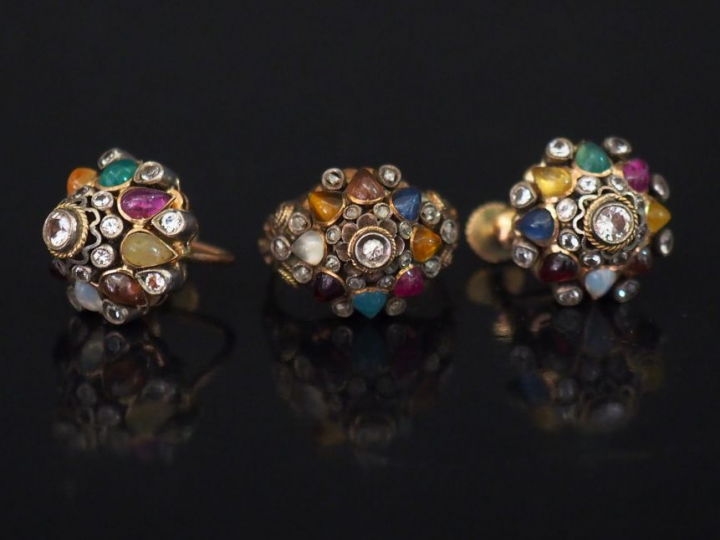 Bague dôme en or jaune, sertie de pierres de couleur en cabochon en fo