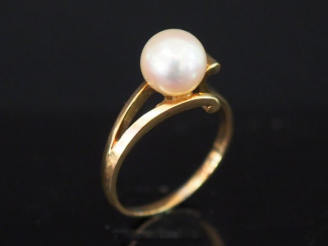 Vente aux enchères Bague de forme stylisée et ajourée en or jaune, sertie en son centre d