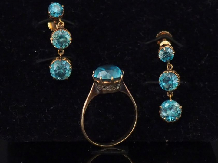 Demi-parure en or jaune 14k, sertie de pierres bleues. Comprenant :  -