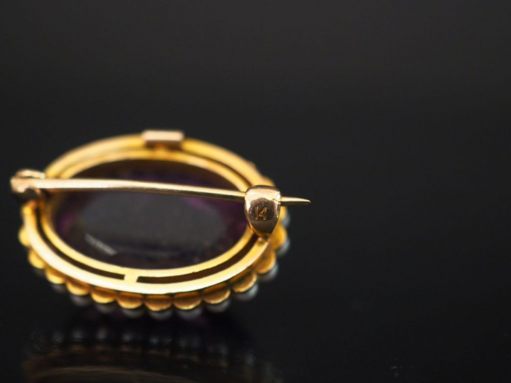 Broche Napoléon III de forme ovale en or jaune, sertie en son centre d