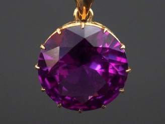 Vente aux enchères Pendentif circulaire en or jaune 14k, serti en son centre d'une pierre