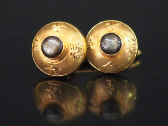 Vente aux enchères Paire de boutons de manchettes de style Extrême-Orient en or jaune 14k
