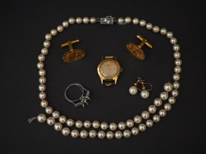 Lot comprenant :  - un boitier de montre en or jaune.  Poids tel : 15,