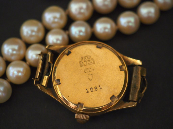 Lot comprenant :  - un boitier de montre en or jaune.  Poids tel : 15,