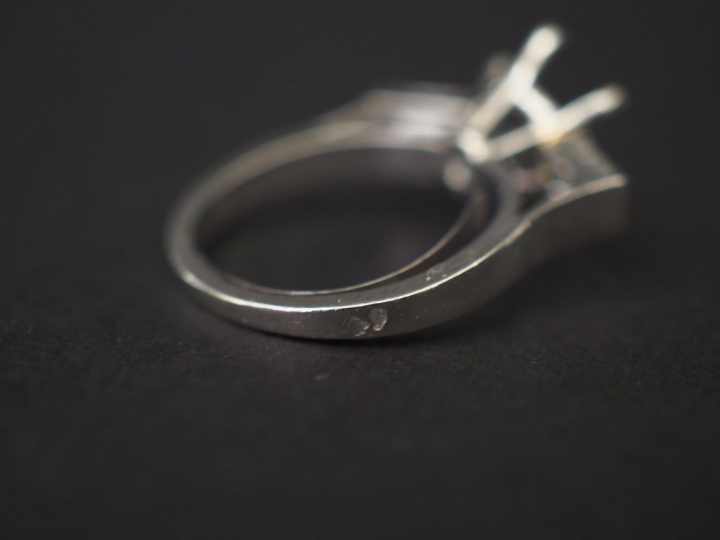 Lot comprenant :  - un boitier de montre en or jaune.  Poids tel : 15,