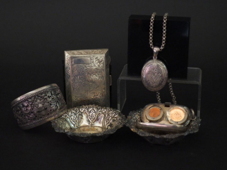 Vente aux enchères Ensemble comprenant :  - une paire de vides poches en argent anglais, 