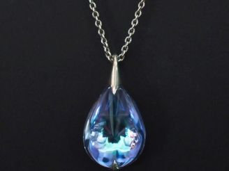 Vente aux enchères BACCARAT Pendentif en forme de goutte en cristal et argent avec sa cha