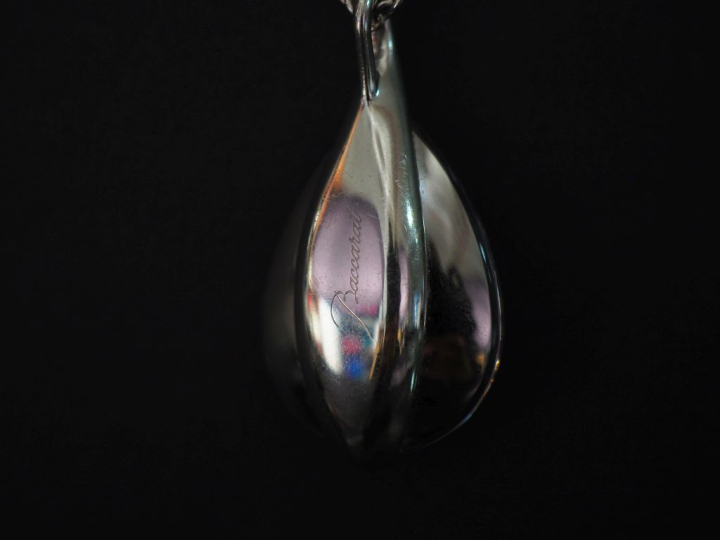 BACCARAT Pendentif en forme de goutte en cristal et argent avec sa cha