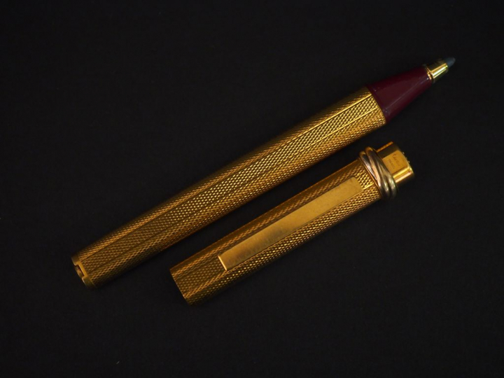CARTIER Stylo bille en plaqué or.  Signé et numéroté.