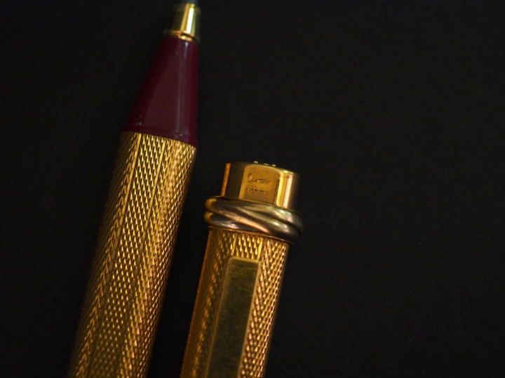 CARTIER Stylo bille en plaqué or.  Signé et numéroté.