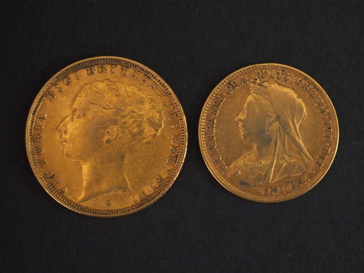 Ensemble comprenant :  - un Souverain or, 1882. - un demi Souverain or