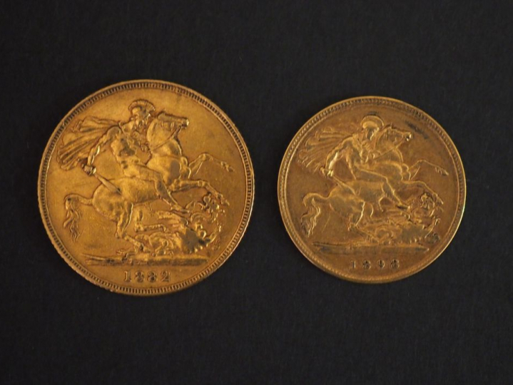 Ensemble comprenant :  - un Souverain or, 1882. - un demi Souverain or