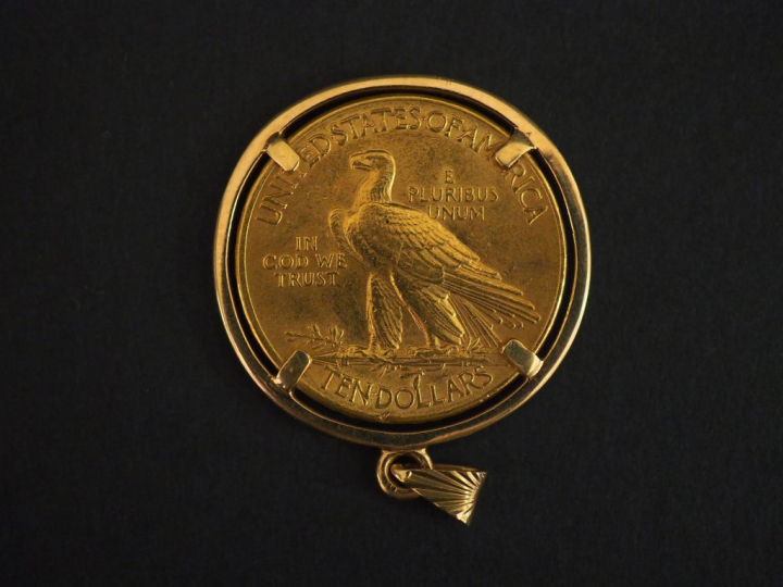 Pendentif en or jaune, serti en son centre d'une pièce de 10 Dolllars 