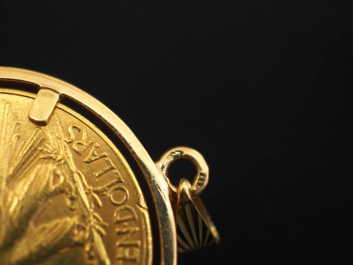 Pendentif en or jaune, serti en son centre d'une pièce de 10 Dolllars 