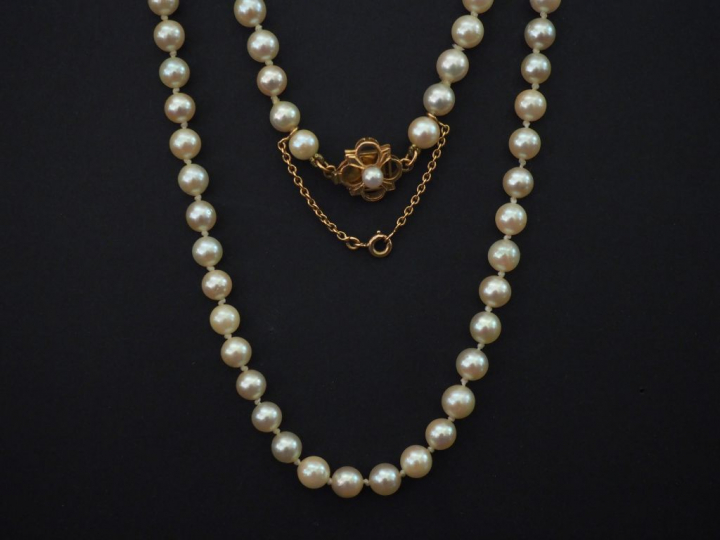 Sautoir de perles de culture, fermoir or on y joint un bracelet de per