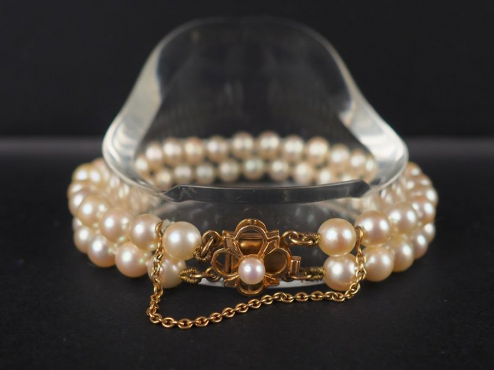 Sautoir de perles de culture, fermoir or on y joint un bracelet de per