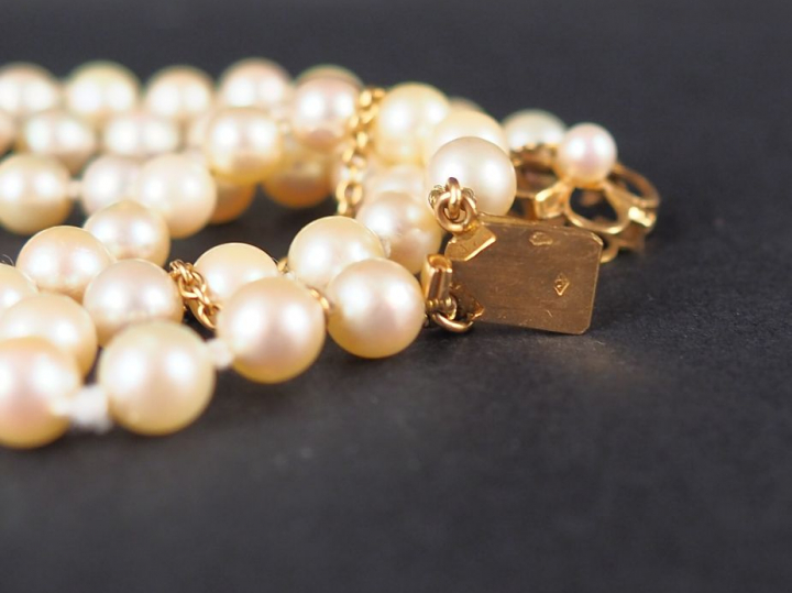 Sautoir de perles de culture, fermoir or on y joint un bracelet de per