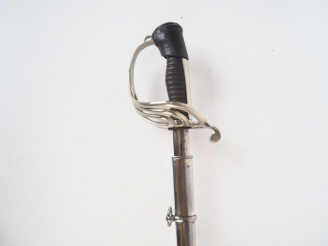 Vente aux enchères Sabre modèle 1882 d'officier français avec son fourreau, lame de secti