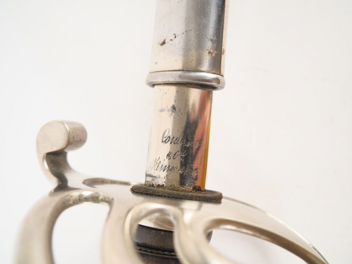 Sabre modèle 1882 d'officier français avec son fourreau, lame de secti