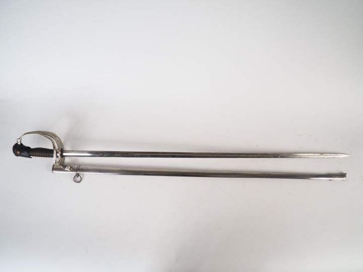 Sabre modèle 1882 d'officier français avec son fourreau, lame de secti