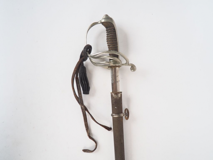 Sabre modèle 1882 d'officier français avec son fourreau, lame de secti
