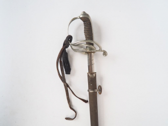 Vente aux enchères Sabre modèle 1882 d'officier français avec son fourreau, lame de secti
