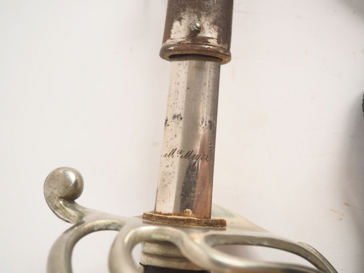 Sabre modèle 1882 d'officier français avec son fourreau, lame de secti